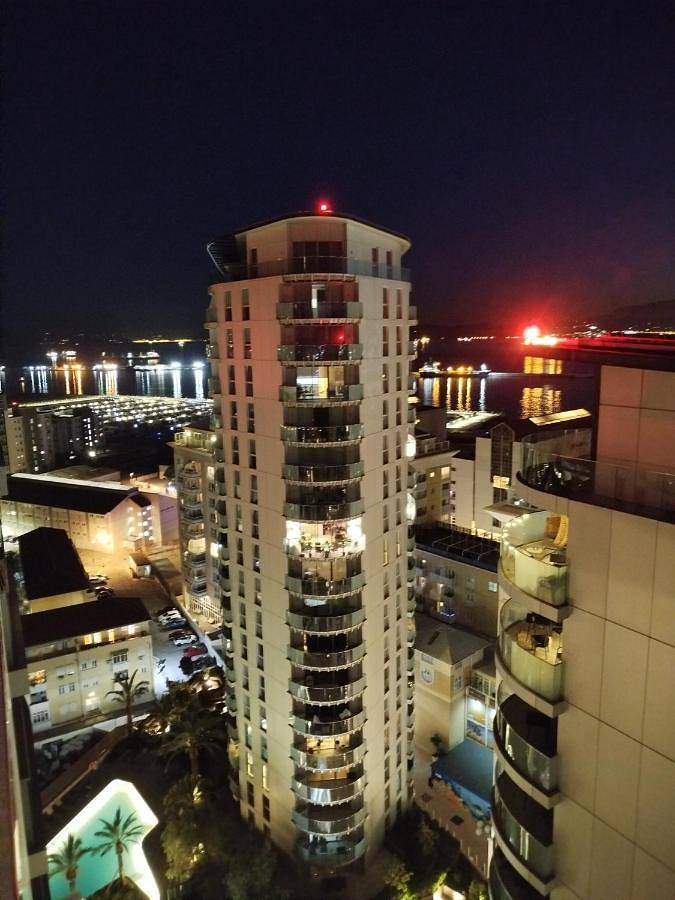 Ferienwohnung für 2 Personen, mit Ausblick und Pool sowie Garten und Balkon, kinderfreundlich in Gibraltar