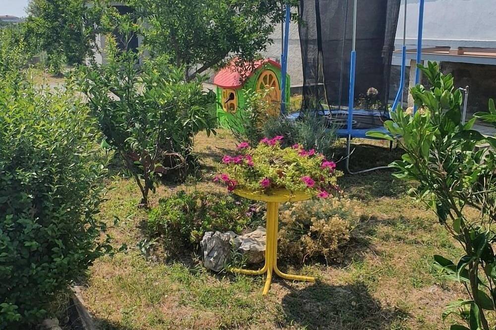 Apartamento entero, Apartamento de tres habitaciones con una terraza Palit, Rab (A-22676-a) in Palit, Rab