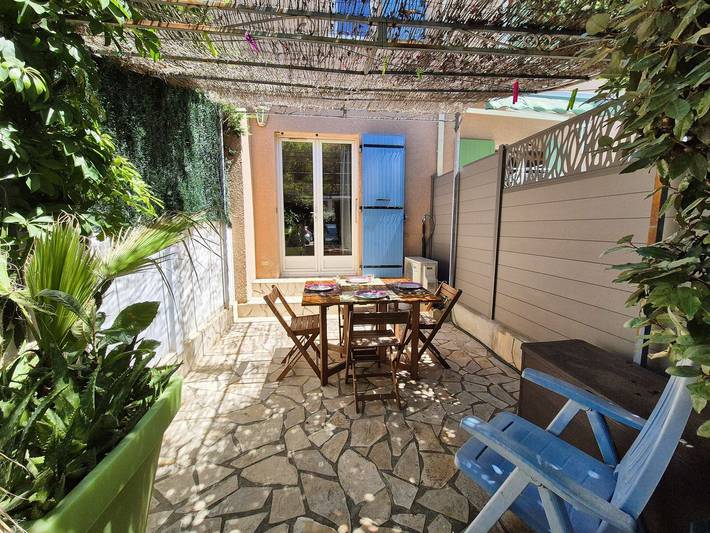 Location de vacances pour 4 personnes, avec Terrasse ainsi que Jardin et Piscine à La Seyne-sur-Mer