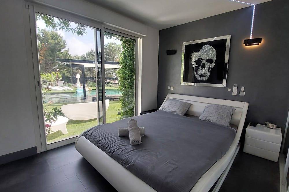 Villa Massilia 14 pers with private pool and jacuzzi - Heights Marseille 15eme in Marseille, Marseille region