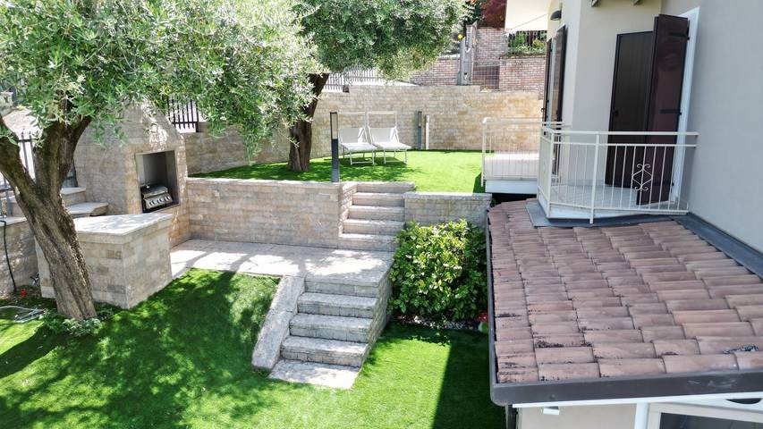 Villa on Lake Garda: Outdoor Spa and Private Garden