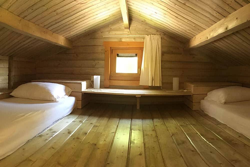 Chalet Kwikstaart on small-scale nature campsite 't Ol Gat in Zoutkamp, Lauwersmeer