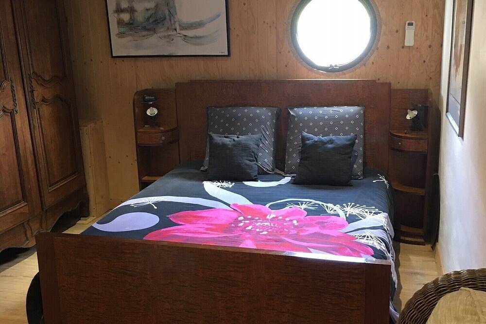Atypical Comfort Room On A Barge On The River Saone in Lyon, Rhône