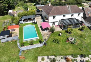 Cottage pour 10 personnes, avec jacuzzi ainsi que jardin et piscine, adapté aux familles à Roézé-sur-Sarthe