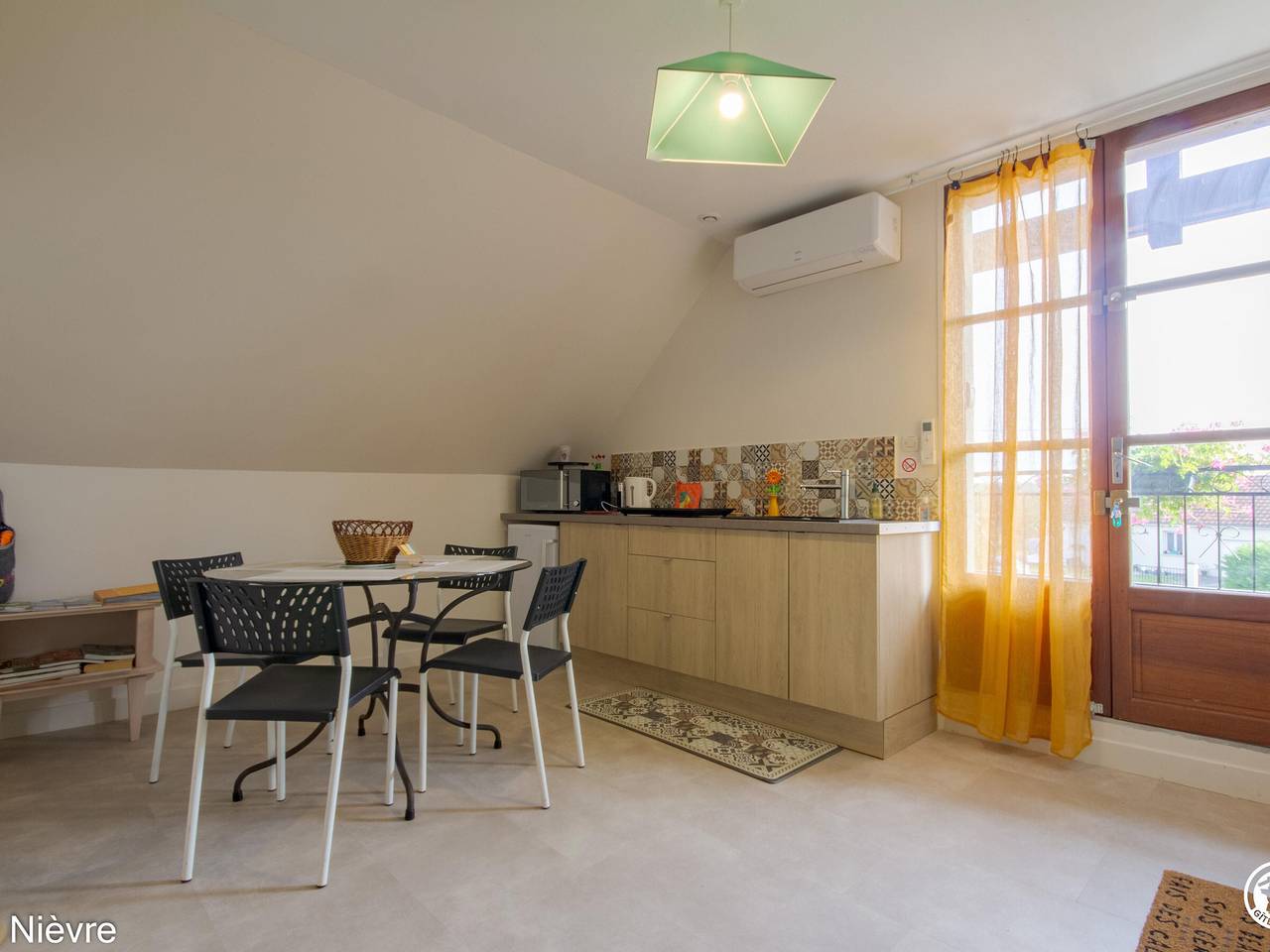 Charmantes Studio mit Balkon, Whirlpool-Badewanne und Parkplatz in Dornes in Dornes, Nièvre