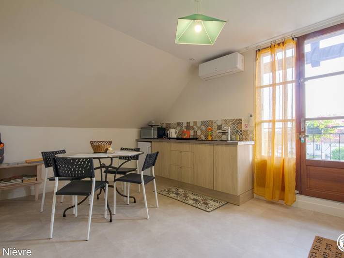 Charmantes Studio mit Balkon, Whirlpool-Badewanne und Parkplatz in Dornes in Dornes, Nièvre