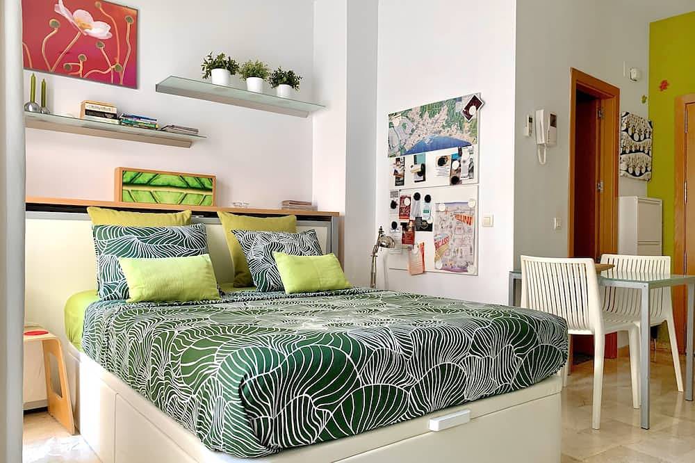 Apartamento inteiro, Estudo interior. Coquete, prático e aconchegante. 5 minutos a pé do centro. Wi-Fi in Malaga Centro, Malaga