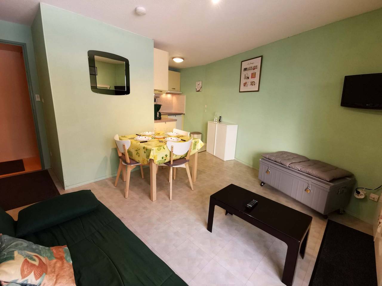 Entire apartment, Cozy 2Br Cabin Apartment with Balcony, Near Aquatic Center, Sleeps 6, No Pets in Prapoutel, Les Adrets