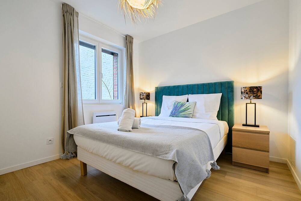 Entire apartment, 2 bedroom apartment w/ courtyard at Croisé Laroche in Marcq-en-Barœul, Lille region