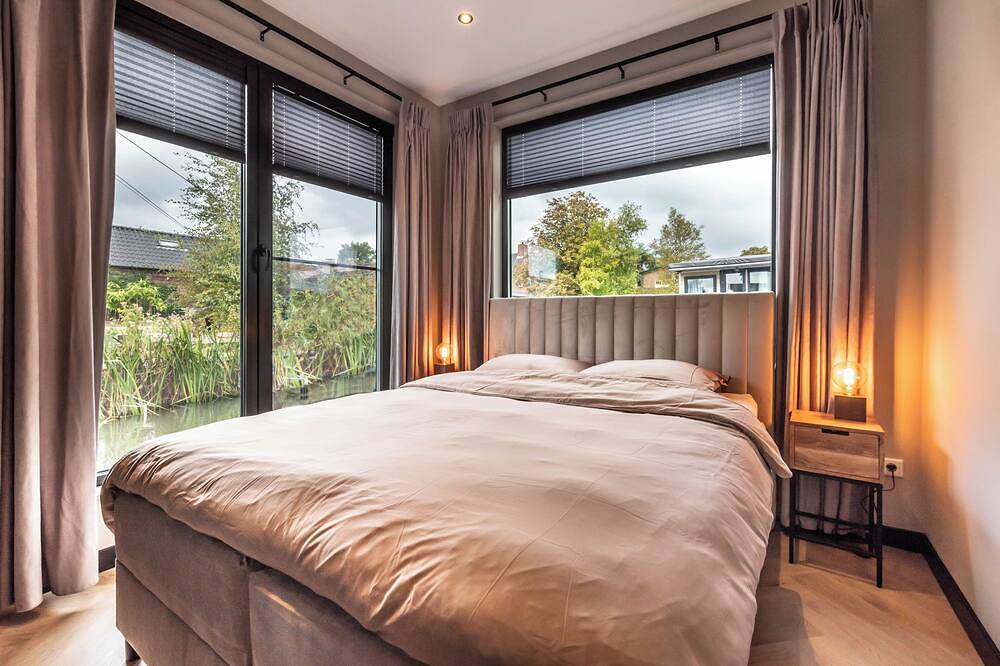 Luxury Watervilla Near Amsterdam and Schiphol in Aalsmeer, Nordholland