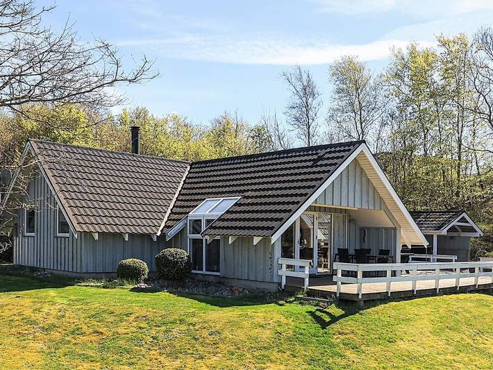 Ferienhaus für 8 Personen, mit Whirlpool und Terrasse sowie Garten und Sauna in Hostrup Strand
