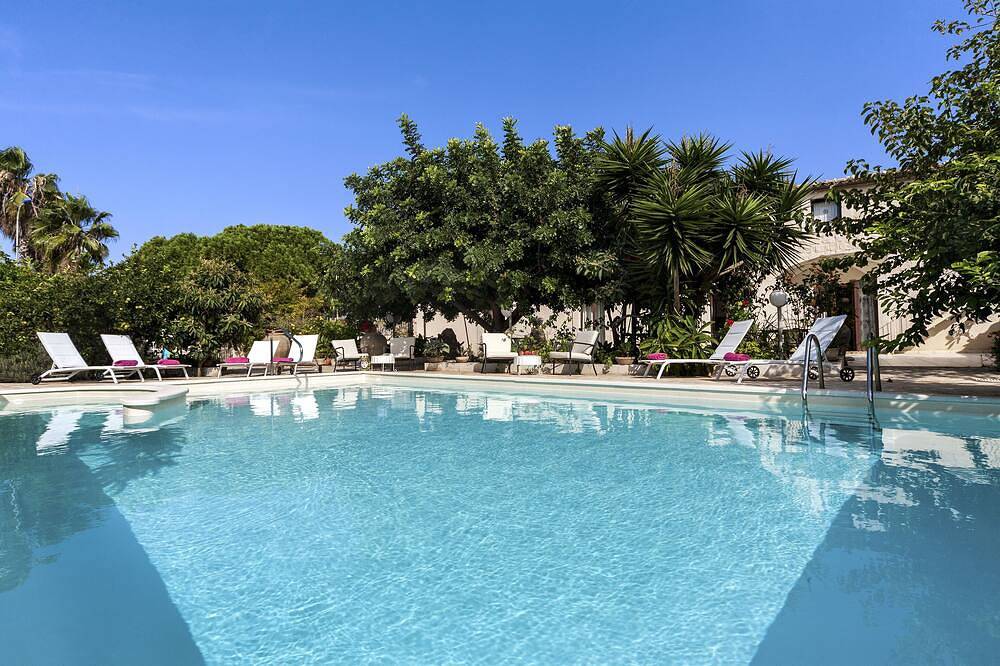 Villa U Marchisi with pool wifi next to the beach in Cava d'Aliga in Cava d'Aliga, Provincia de Ragusa