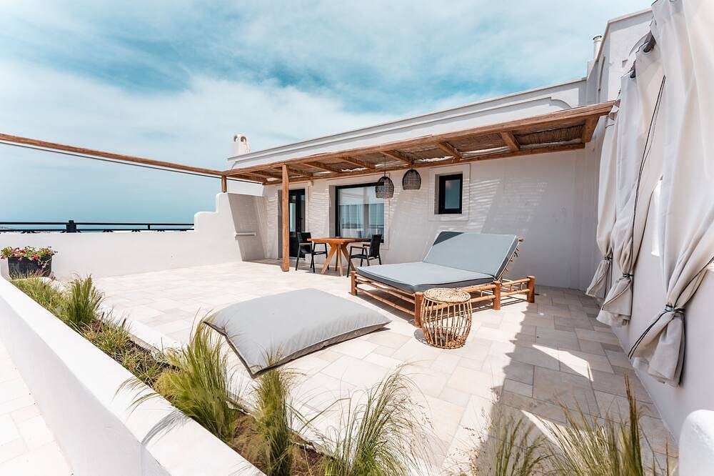 Suites complex with caldera view in Exo Gonia, Santorini