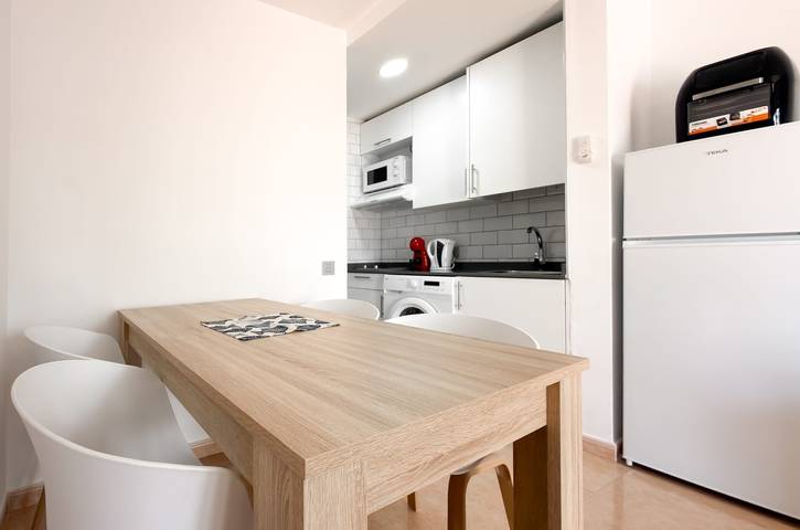 Apartamento entero, Oasis Dunas Wi-Fi y Aire Acondicionado by B-Rent in Corralejo, La Oliva