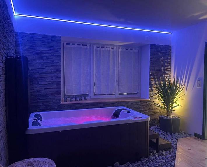 Gîte pour 2 personnes, avec Balcon ainsi que Jacuzzi et Sauna dans Cemboing