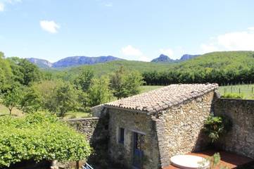 Maison d’hôte pour 10 personnes, avec piscine ainsi que vue et jardin dans Salettes