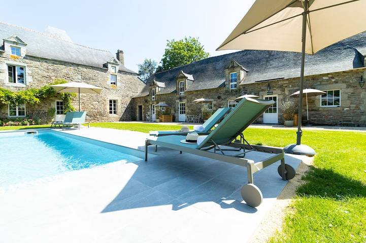 Gîte pour 4 personnes, avec terrasse ainsi que piscine et jardin à Malansac