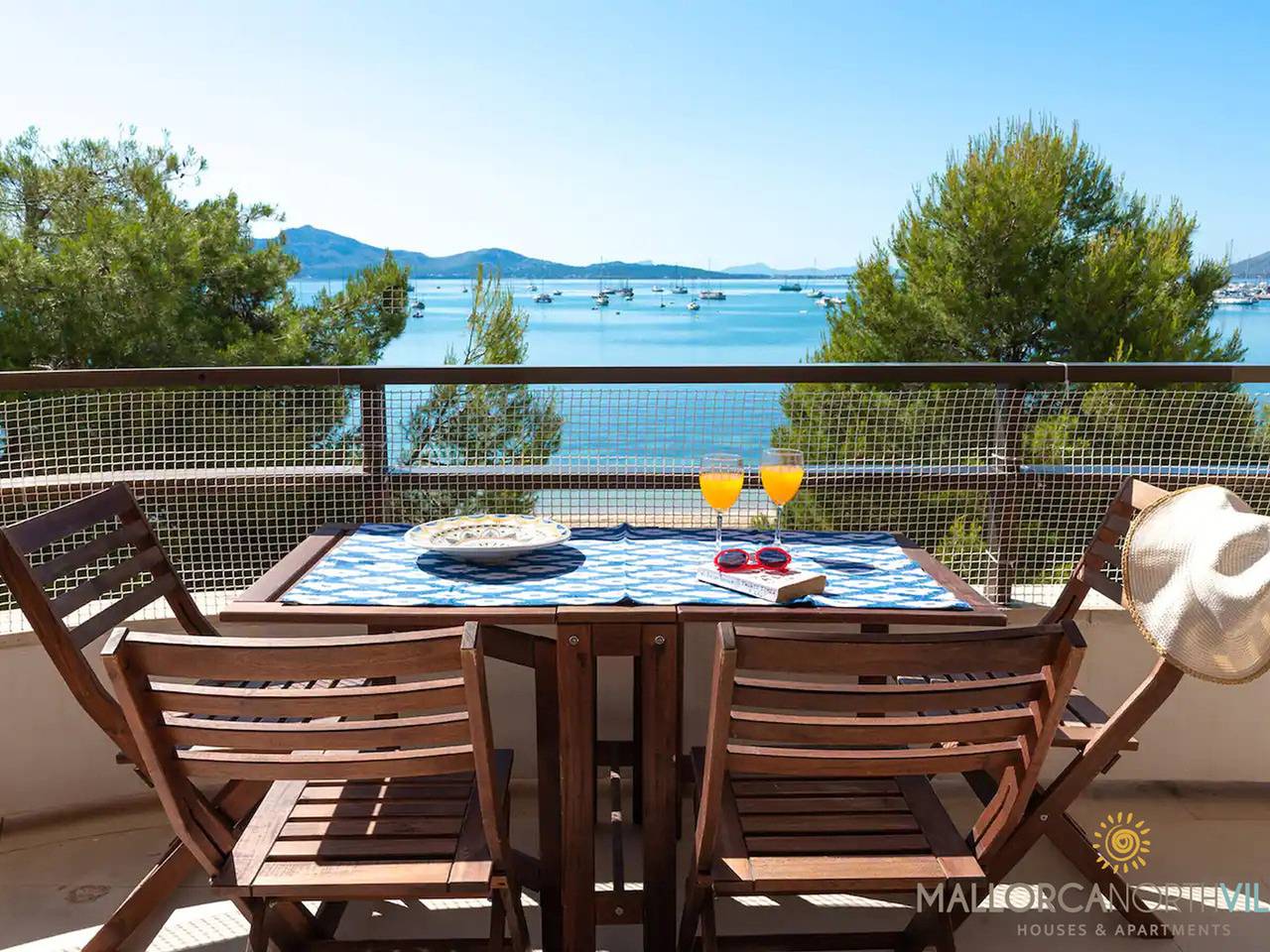 Entire apartment, Seafront Apartment in Mallorca - Perfect for Winter and Cycling in Port de Pollença, Pollença
