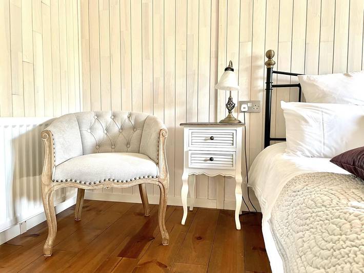 Glamping for 6 people, with garden and lake view, with pets in Derbyshire