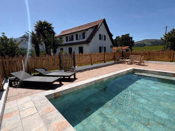 Appartement de vacances pour 4 personnes, avec Balcon et Terrasse ainsi que Jardin et Piscine