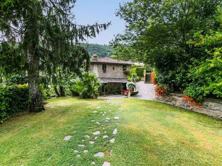 Agriturismo per 10 persone, con Balcone e Terrazza nonché Piscina a Pescia