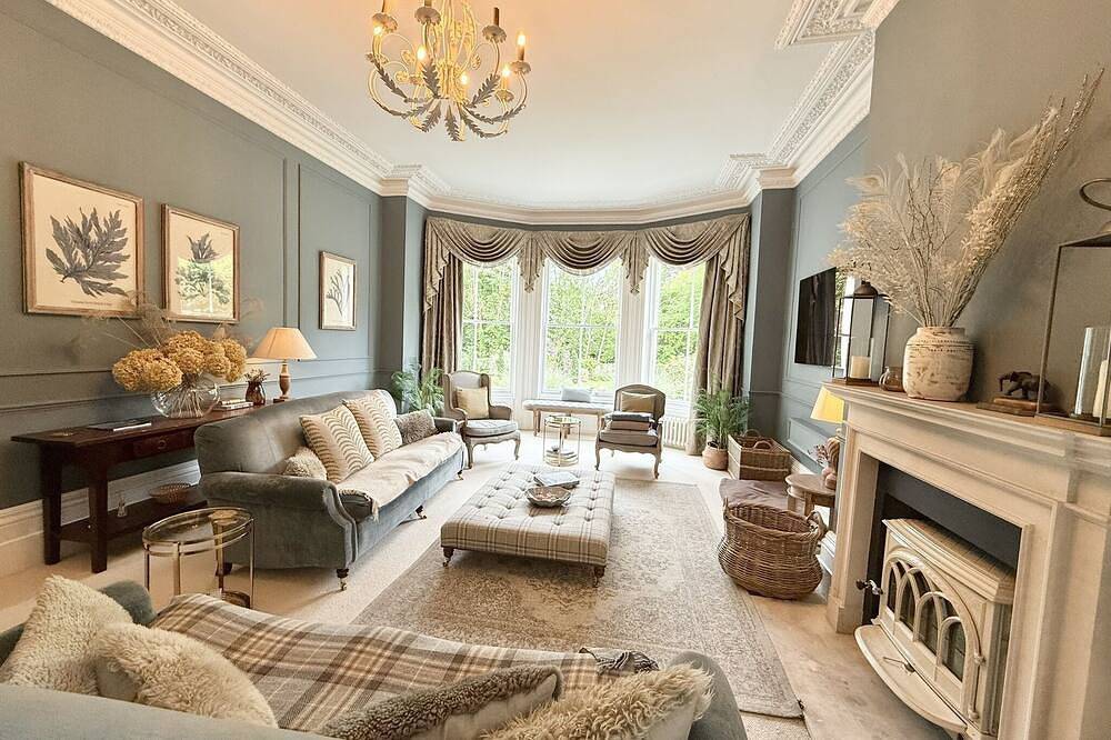 Hinton Main House and Grounds 4 Bed in Kings Worthy, South Downs