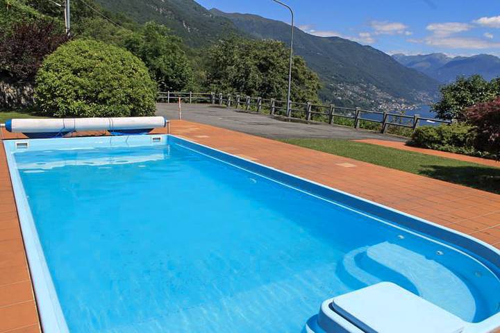 Ferienwohnung für 4 Personen, mit Balkon und Seeblick sowie Ausblick und Pool im Piemont - 2