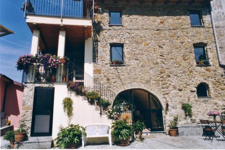 Agriturismo per 3 persone, con terrazza e giardino nonché panorama e piscina in Provincia di La Spezia