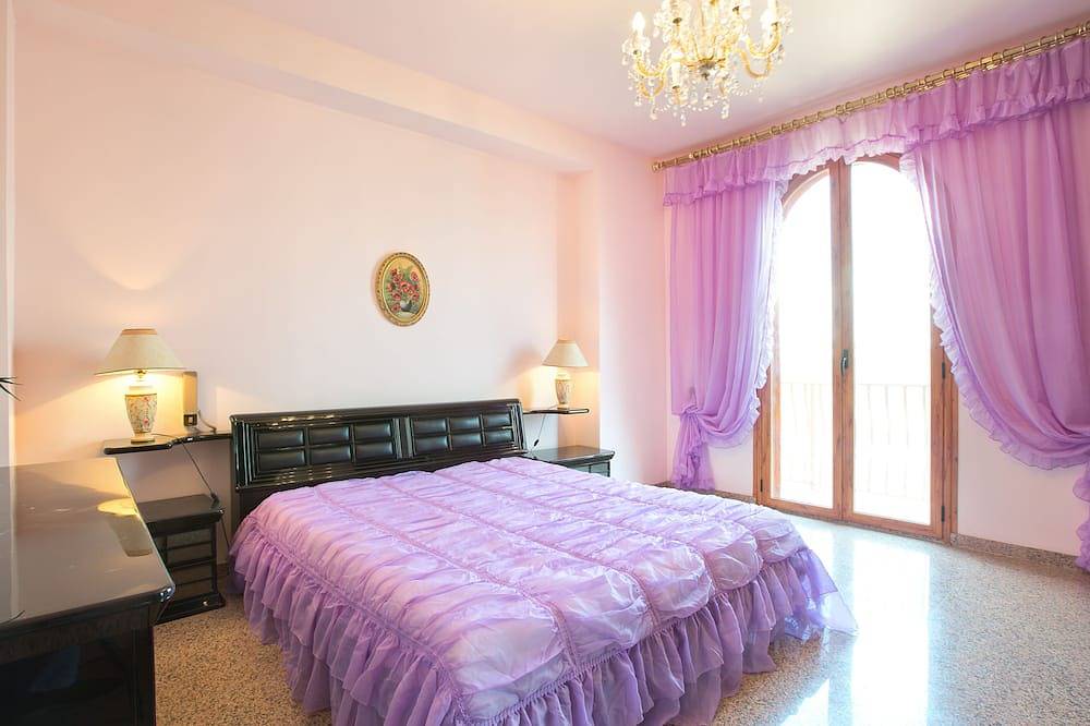 Entire apartment, Paradise Terrace 150 mt Pietre Nere beach in Pozzallo, Ragusa Province