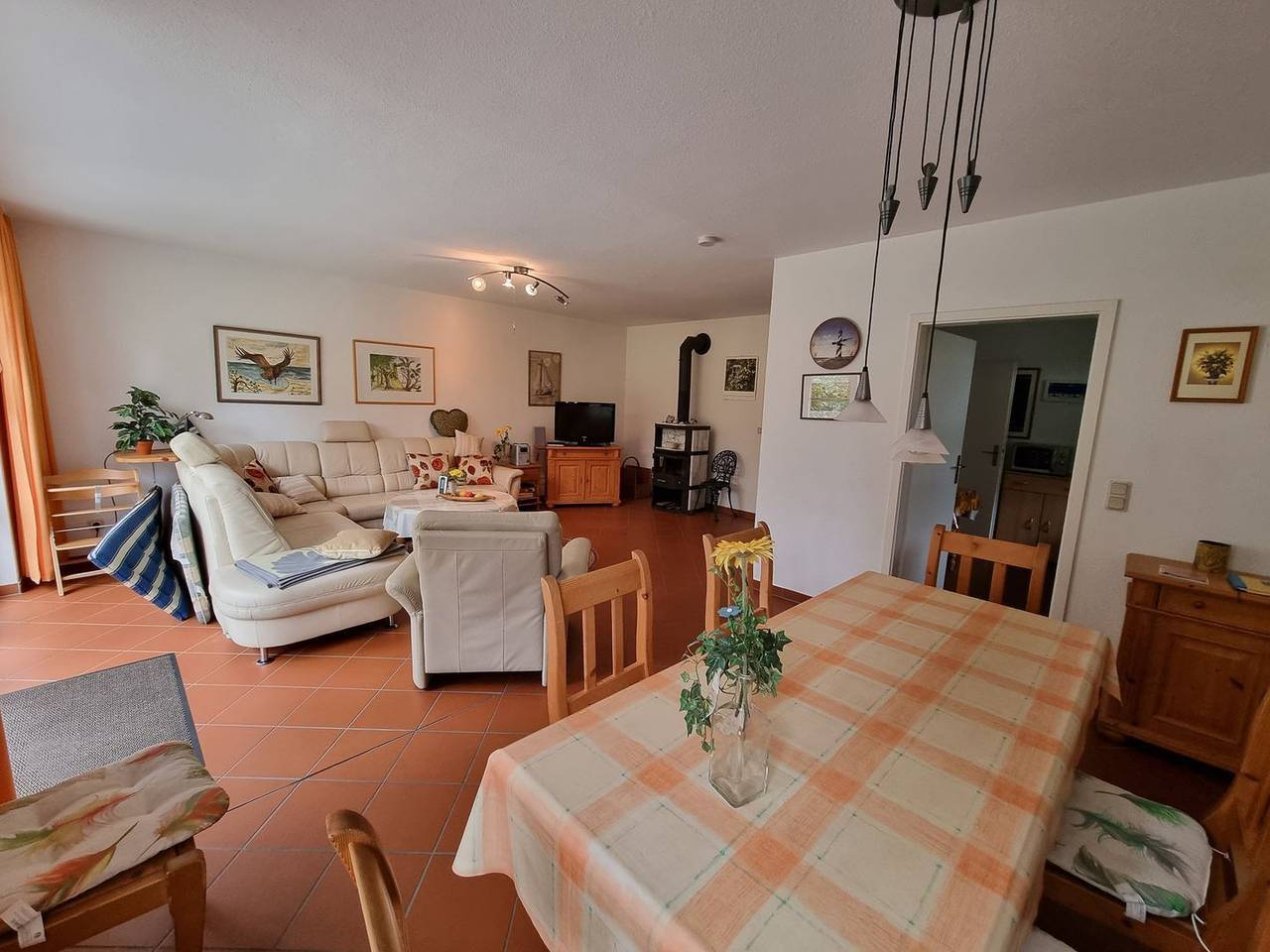 Das Ferienhaus an der Alleenstraße bietet Platz für 6 Erwachsene und 2 Kinder. in Péninsule de Zudar, Garz/Rügen