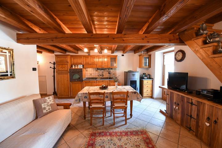 Appartement entier, Appartement 'Maison Elie' avec vue sur la montagne, balcon et Wi-Fi in Vieyes, Comune di Aymavilles