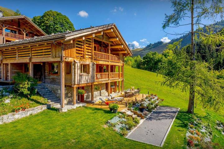 Gîte pour 14 personnes, avec sauna ainsi que jacuzzi et jardin, adapté aux familles dans Col De La Colombière - 3