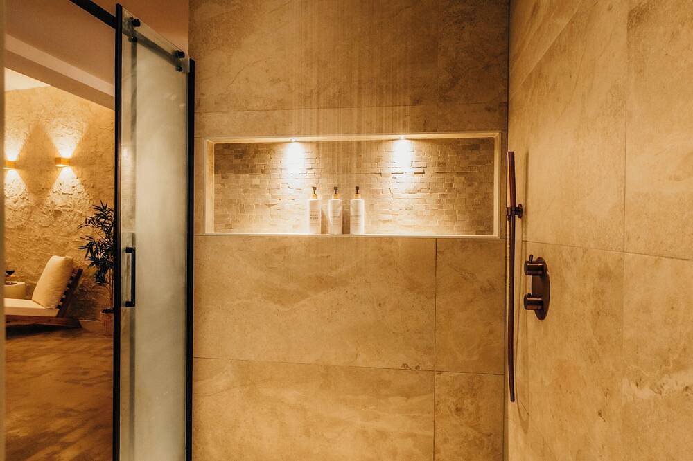 Romantic Suite with Sauna & Jacuzzi near Eindhoven City Centre in Eindhoven, North Brabant