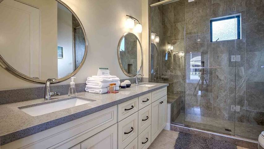 Vacation rental for 18 people, with hot tub and yard in Paradise Valley