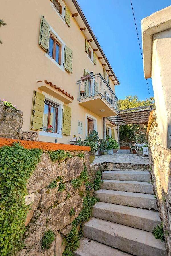Gîte pour 2 personnes, avec vue et jardin, animaux acceptés dans Mošćenice