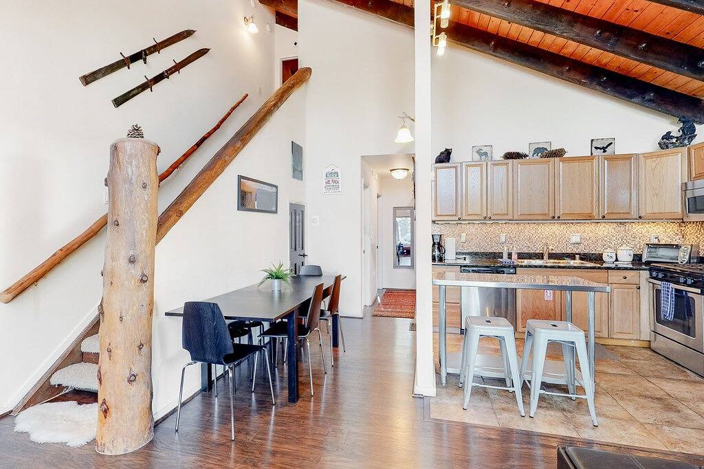 Ganze Wohnung, Two-story condo near lifts with fireplace, mountain views, & W/D, sleeps 6 in Kingsbury, Heavenly