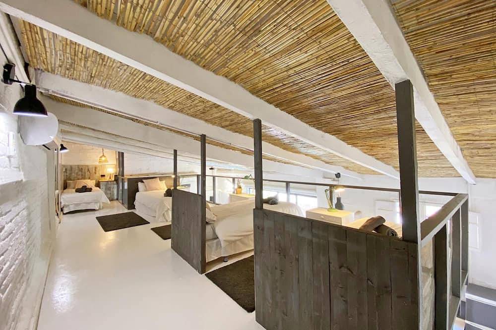 This 4 + 1 bedroom and 3 bathroom dream house in Barcelona Zentrum, Barcelona