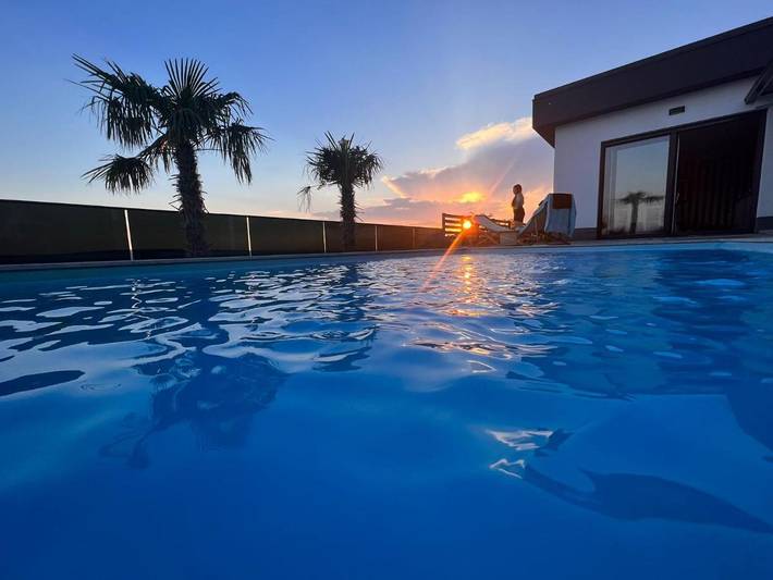Villa für 5 Personen, mit Seeblick und Ausblick sowie Garten und Pool, mit Haustier in Crikvenica