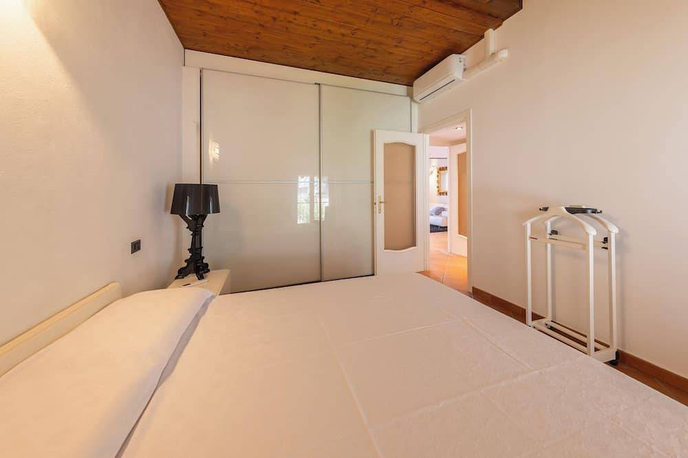 Ganze Wohnung, Bright penthouse on Lake Como with breathtaking view. in Colonno, Comer See