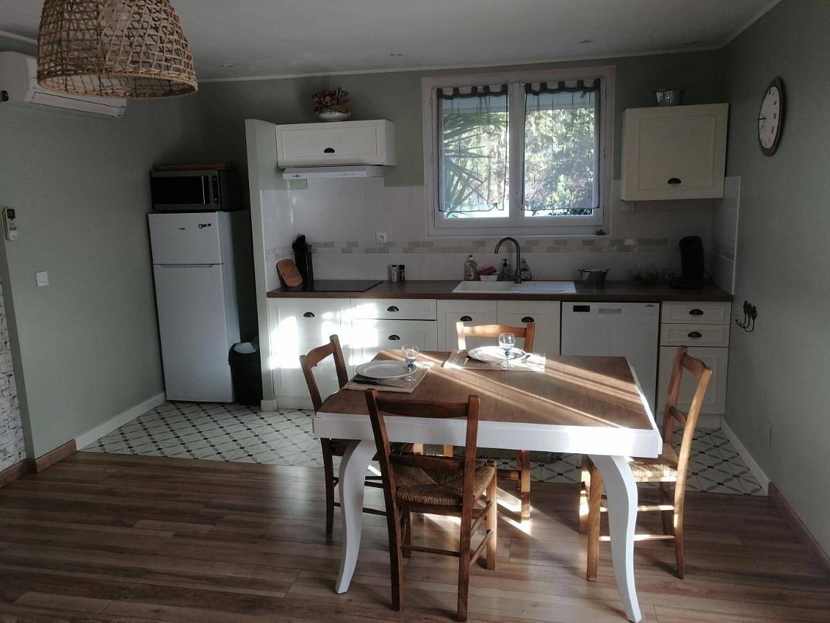 Appartement entier, One-Bedroom Apartment in Valros, Côte méditerranéenne (France)