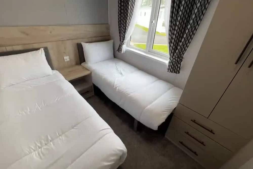 Relax at our lodge with a hot tub and breathtaking views your perfect escape! in Skegness, Lincolnshire