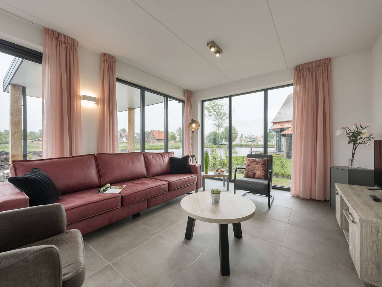 Luxusvilla am Wasser in Ossenzijl, Nationalpark Weerribben-Wieden