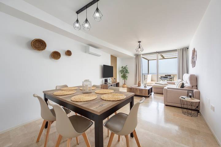 Appartement entier, Appartement 'Duplex de Luxe' avec vue sur la mer, piscine partagée et climatisation. in Carboneras, Costa de Almería