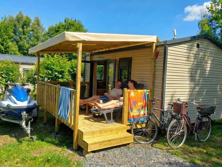 Camping für 2 Personen, mit Terrasse und Pool in Cantal