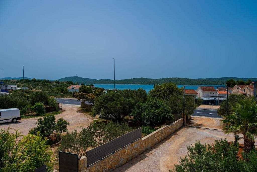 Mobilheim Maslina mit Pool in Strandnähe in Pirovac, Šibenik-Knin