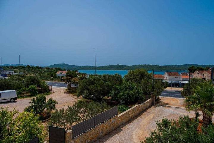 Camping für 5 Personen, mit Terrasse und Pool sowie Balkon/Terrasse in Dalmatien - 2