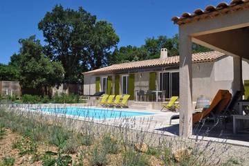 Location de vacances pour 8 personnes, avec terrasse et jardin à Régusse