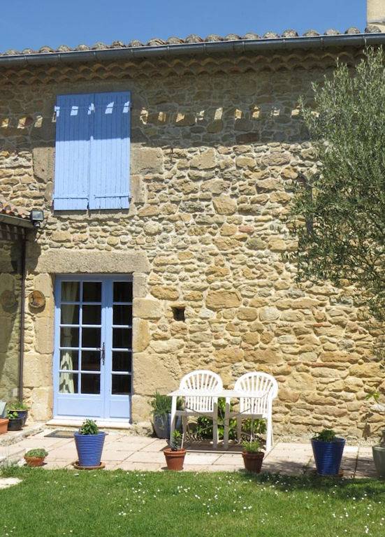 Gîte pour 2 personnes, avec piscine et jardin