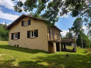 Gîte pour 8 personnes, avec balcon et jardin à Belcaire