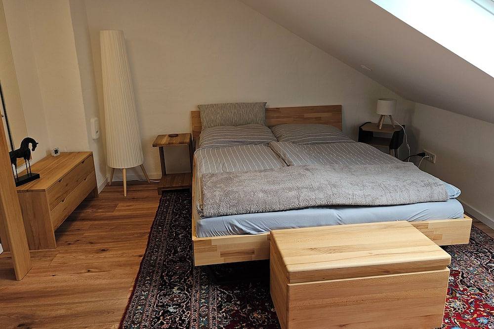 Entire apartment, Quiet attic studio in Cologne-Holweide, a 2-minute walk to the S-Bahn station for Deutz/Messe in Mülheim Köln, Cologne